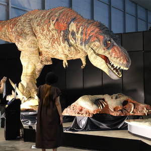 横浜の9年ぶり恐竜展が激熱！食卓テーマに動く巨大恐竜や餌やり体験など“新しい視点”魅力の夏イベント