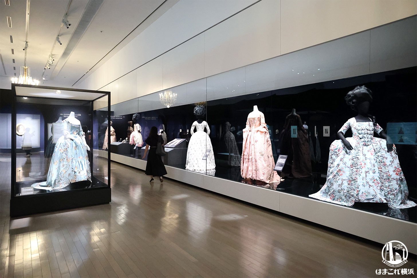 「マリー・アントワネット・スタイル」展示風景(横浜美術館、2026年)