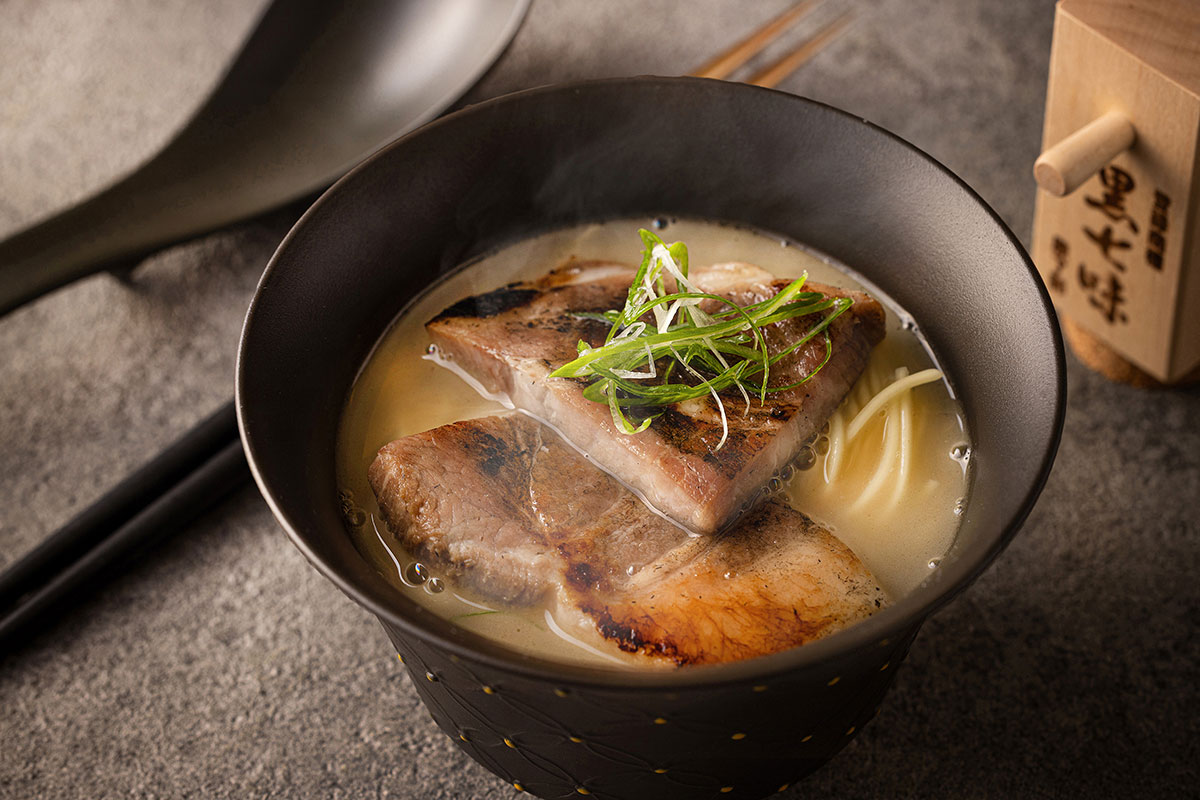 横浜横浜ベイシェラトンから渾身の一杯「ラーメン“花鶏”」誕生!厳選素材×有田焼で味わう大人のためのホテルラーメンベイシェラトンから渾身の一杯「ラーメン“花鶏”」誕生!厳選素材×器で魅せる大人のためのホテルラーメン