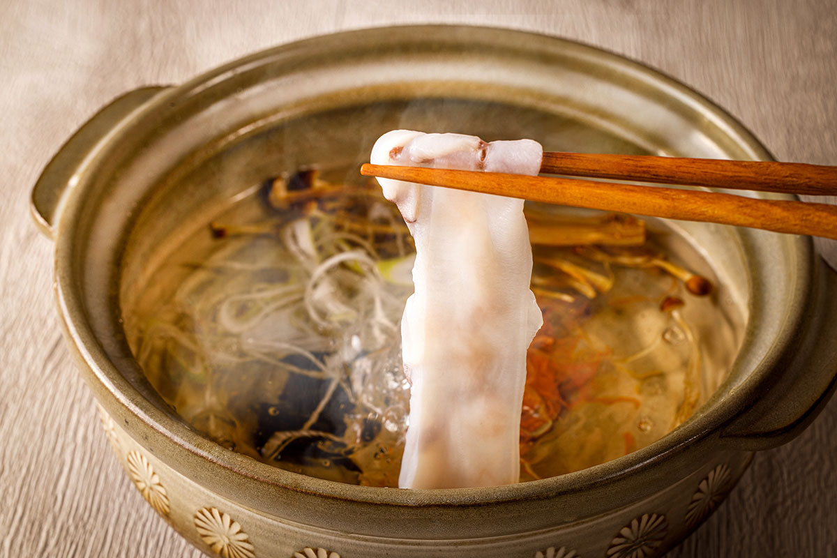 熱々の出汁にくぐらせて食べるたこしゃぶ