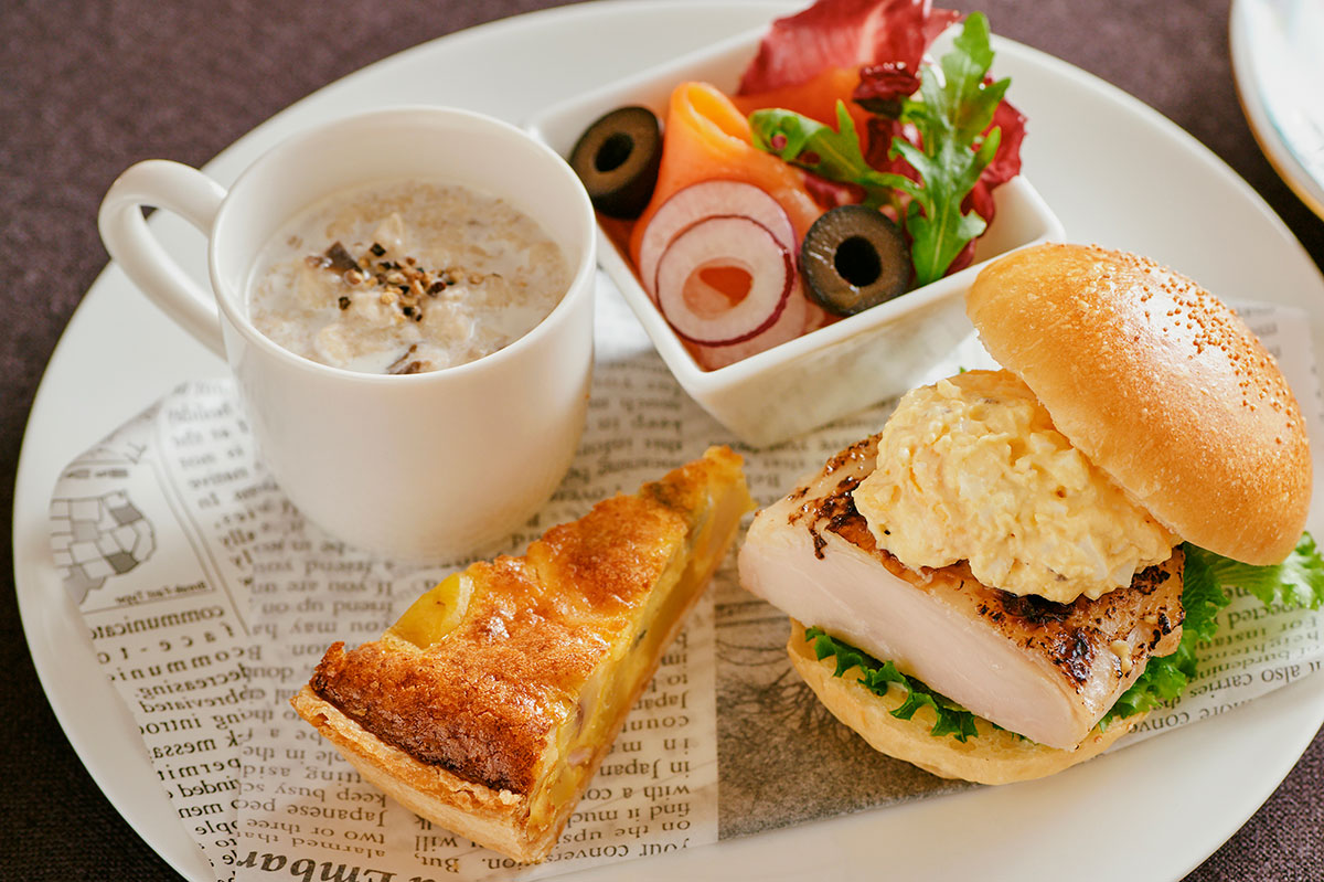 栗とチーズのキッシュ/キノコの食べるヴルーテ/スモークサーモンのサラダ仕立て/チキンと玉子のタルタルバーガー カレー風味