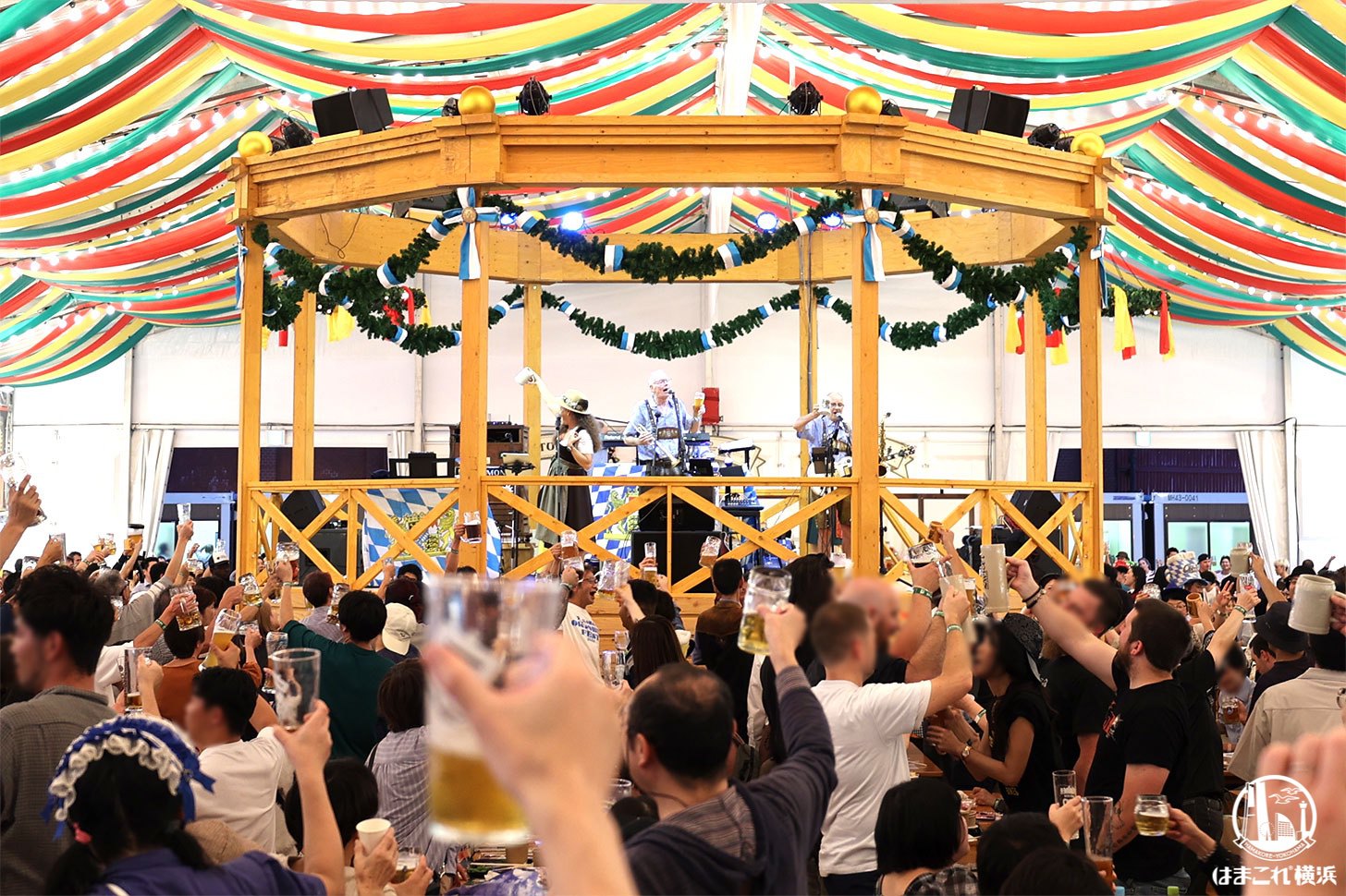 横浜赤レンガ倉庫「横浜オクトーバーフェスト2026」開催中!100種以上のビールや初の飲み比べセットも