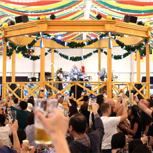 横浜赤レンガ倉庫「横浜オクトーバーフェスト2026」開催中!100種以上のビールや初の飲み比べセットも