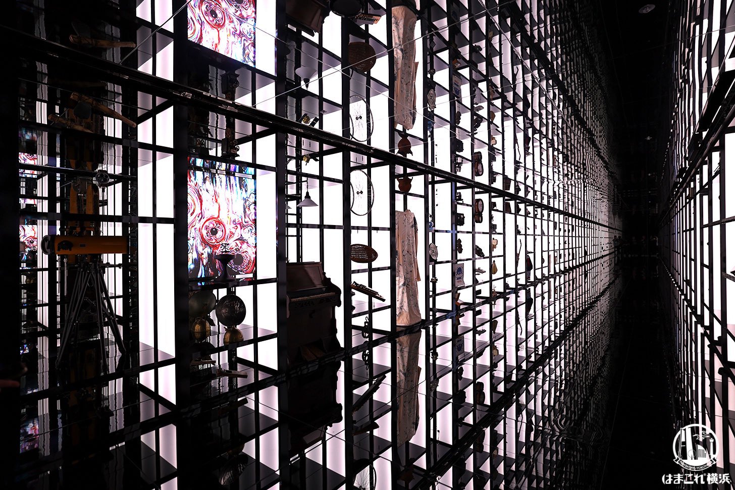 人類の発明品約170点が並ぶ「参の間／THIRD ROOM 質量への憧」