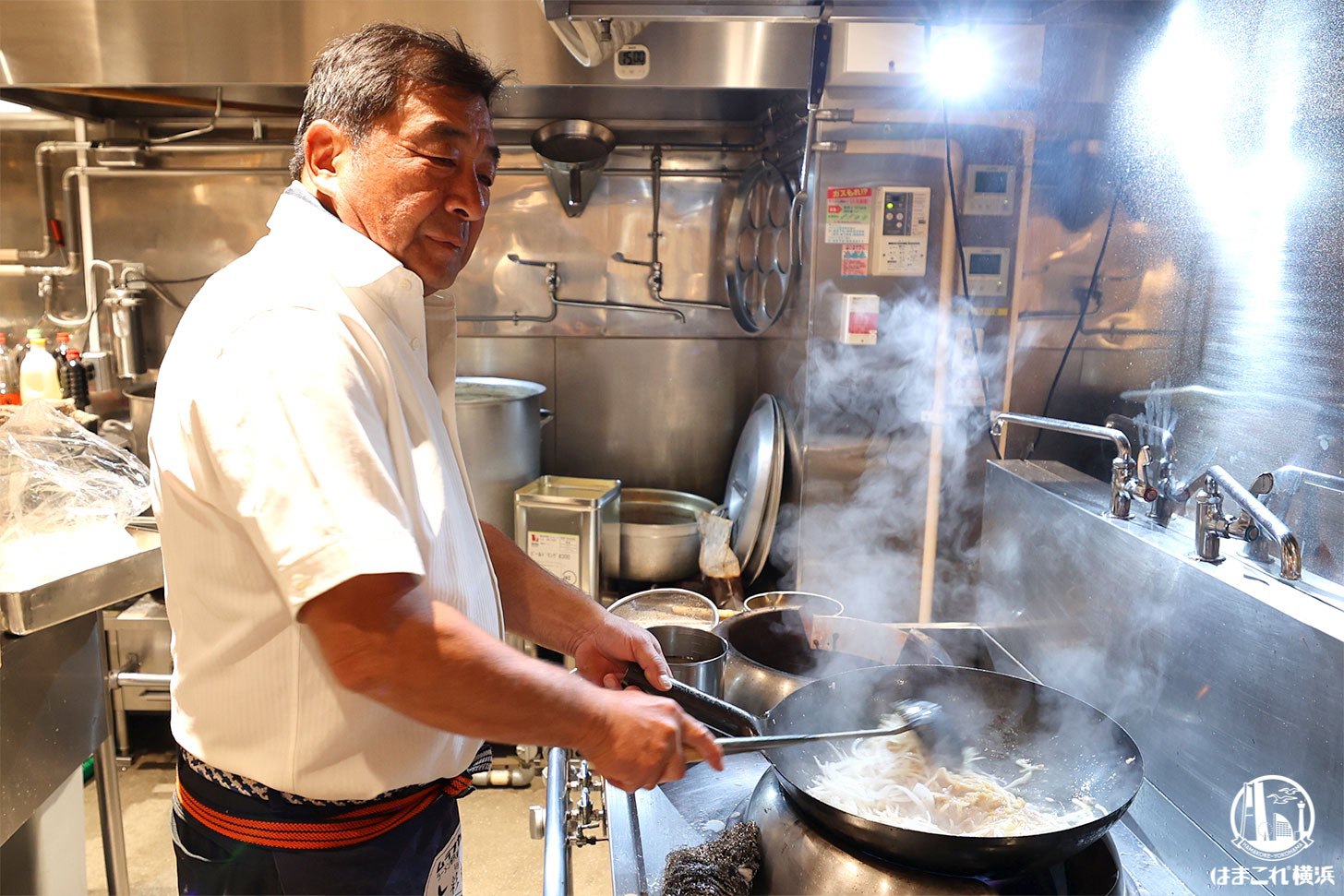 凄麺屋で鍋を振るラーメン店「すみれ」の店主・村中伸宜氏