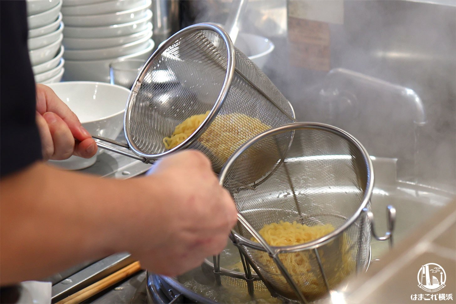凄麺のノンフライ麺を茹でる場面