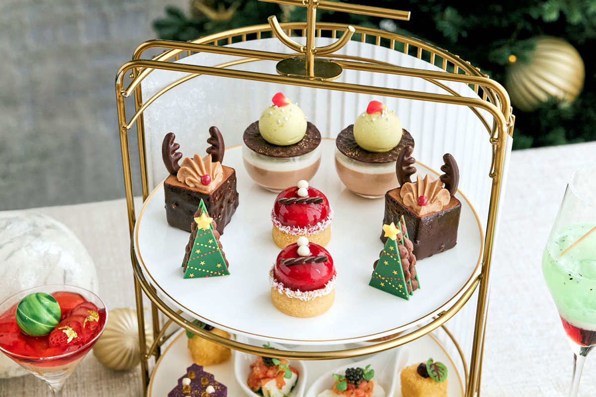 サンタクロースをモチーフにした「ホワイトショコラムースと洋梨タルト」/ クリスマスツリーをイメージした「ローズマリーガナッシュのショコラ」/ トナカイをモチーフにした「紅茶とショコラムース 70％ショコラクリーム」など