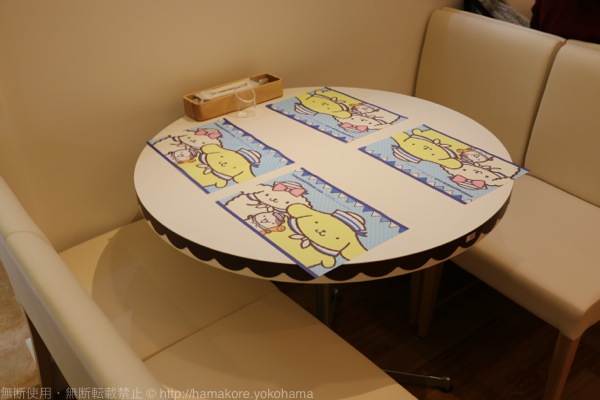 ポムポムプリンカフェ テーブル