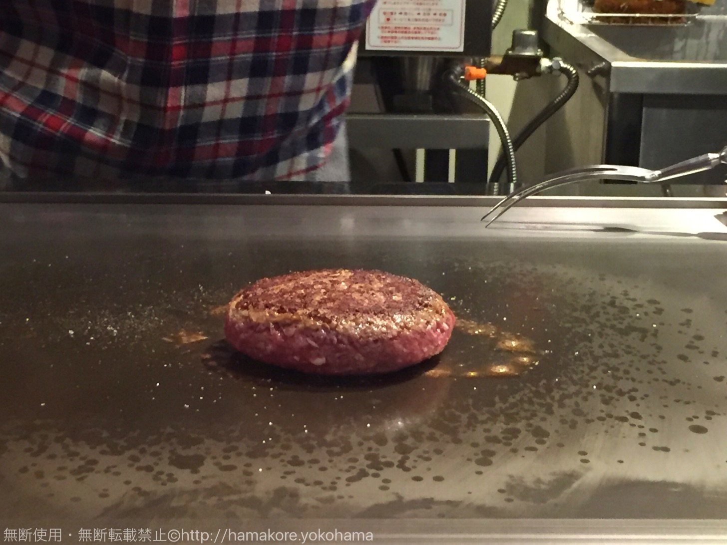 鉄板の上で焼かれるハンバーグステーキ