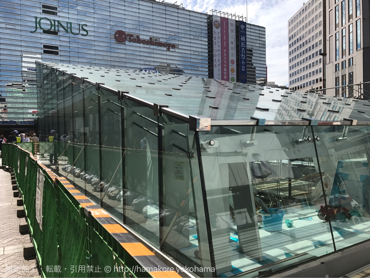 横浜駅西口 バスターミナル前（交番横）にガラスの建物が出現！ジョイナス地下に繋がるのか！？