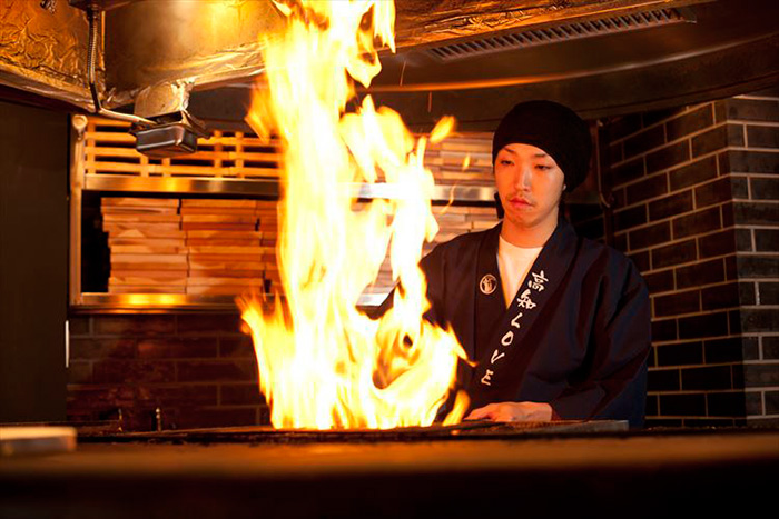 わら焼き専門店「わらやき屋」が横浜駅に誕生！かつおのたたきを藁の炎で