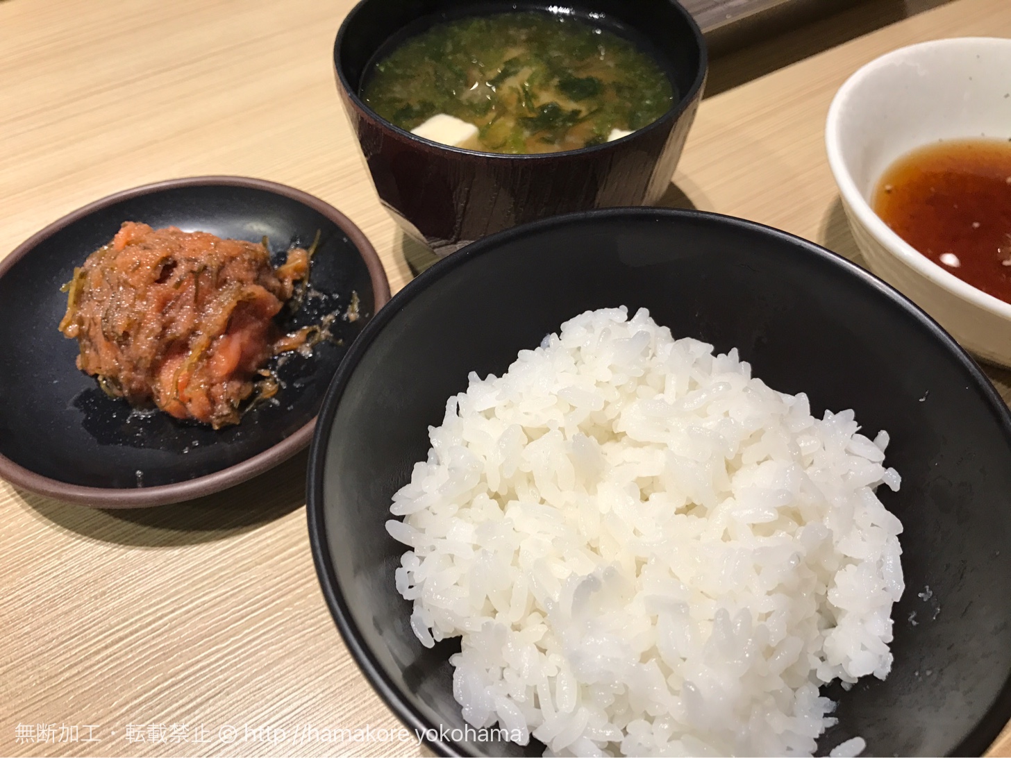 ご飯と味噌汁、天ぷら7種類（豚肉・海老・魚介2種・野菜3種）の入った「たかお定食」