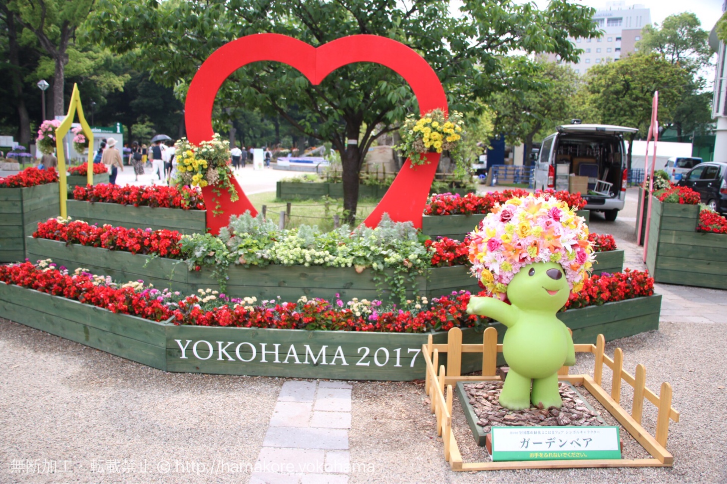 横浜公園〜日本大通り「ガーデンネックレス」で満開に咲く花と街並みに 