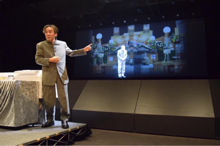 横浜駅 DMM VR THEATREで「コワイコエ 稲川淳二のお葬式」が開催中！VRと怪談の恐怖の融合