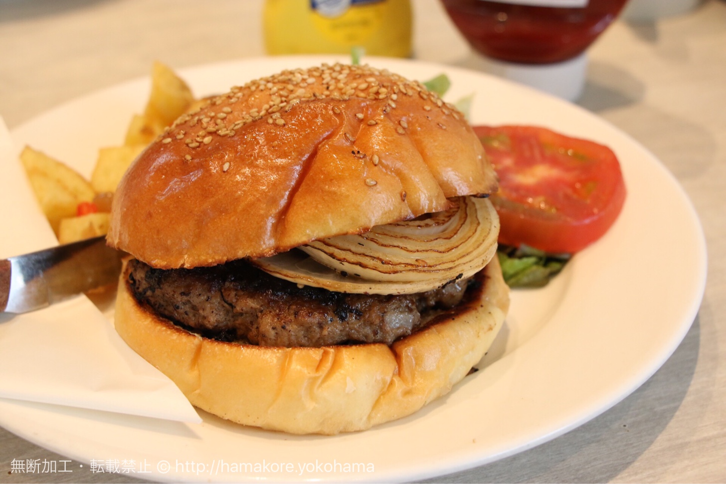 横浜・山下公園「シナモンズ」の朝食で食べたハンバーガーは肉の旨み広がる本格バーガー！