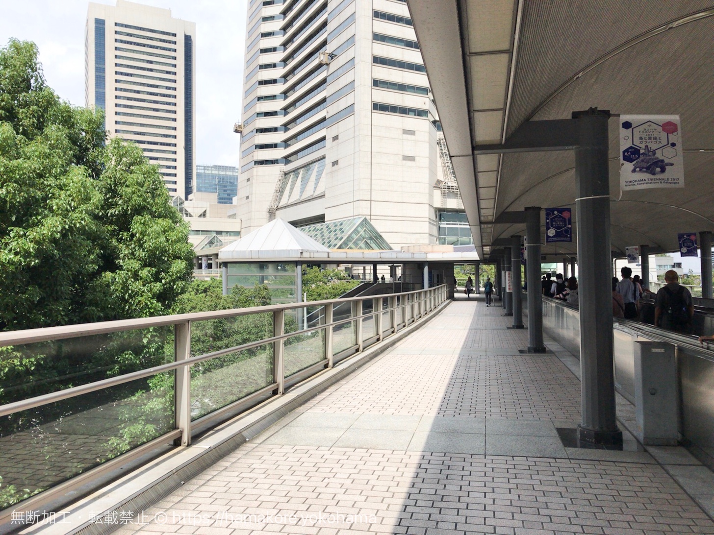 JR桜木町駅からランドマークプラザに向かう動く歩道