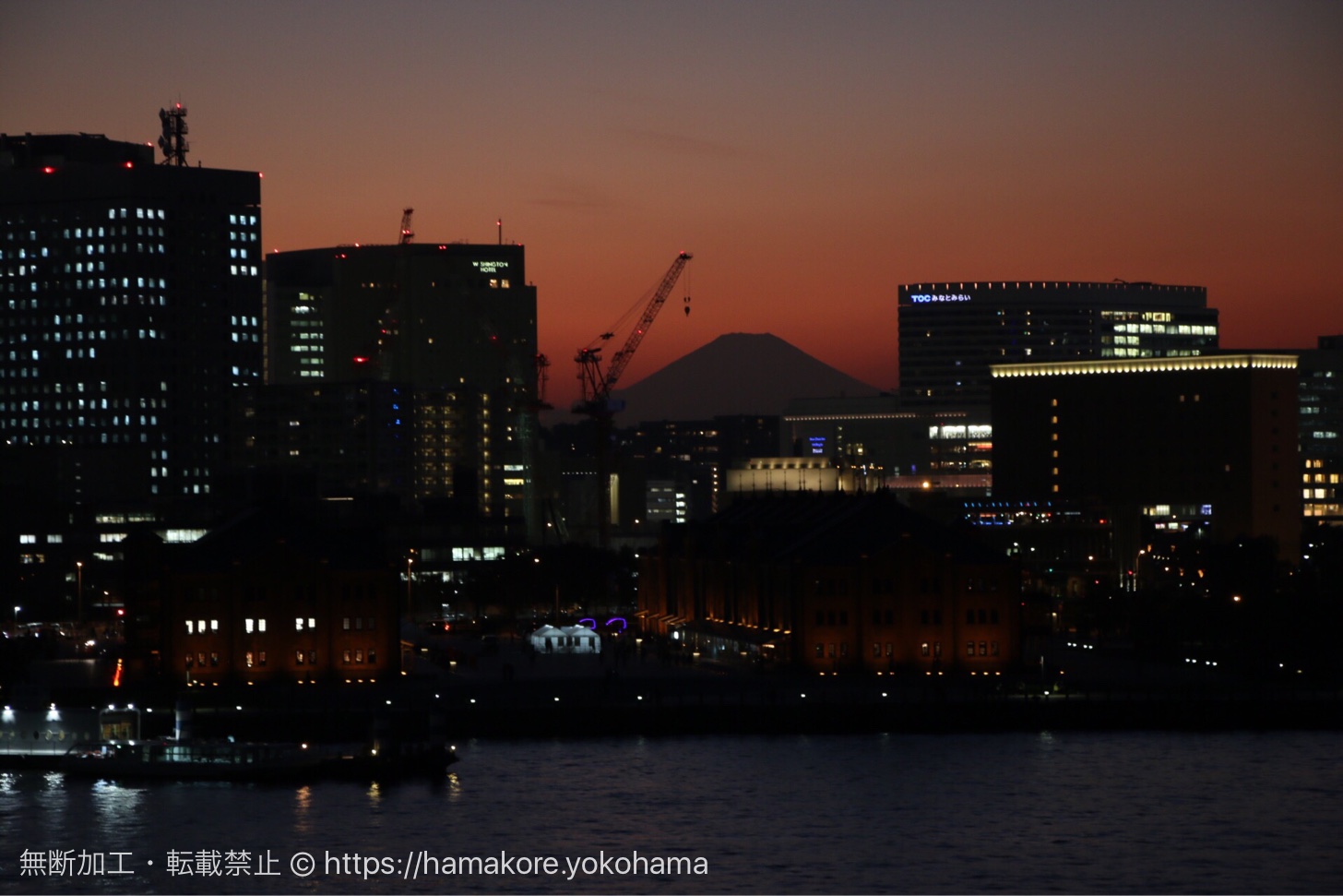 富士山と横浜赤レンガ倉庫