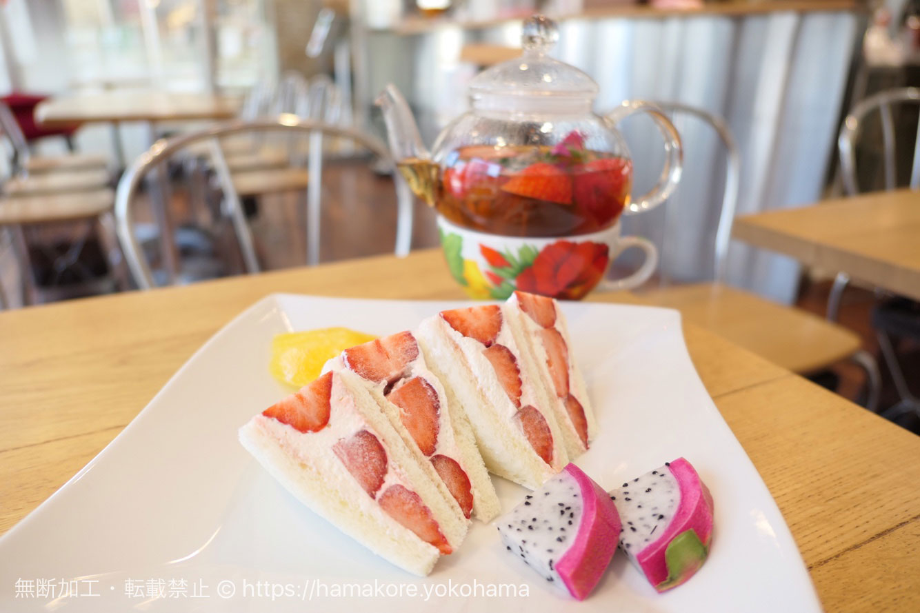 横浜水信で期間限定「いちごサンド」を軽食に、桜木町駅直結カフェで便利！