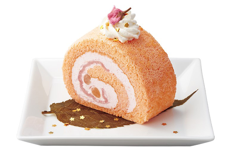 桜と餅の⾦箔ロールケーキ 745円