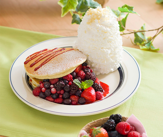 エッグスンシングス GW期間限定パンケーキ「クインタプルベリーパンケーキ」を4月27日より販売開始！