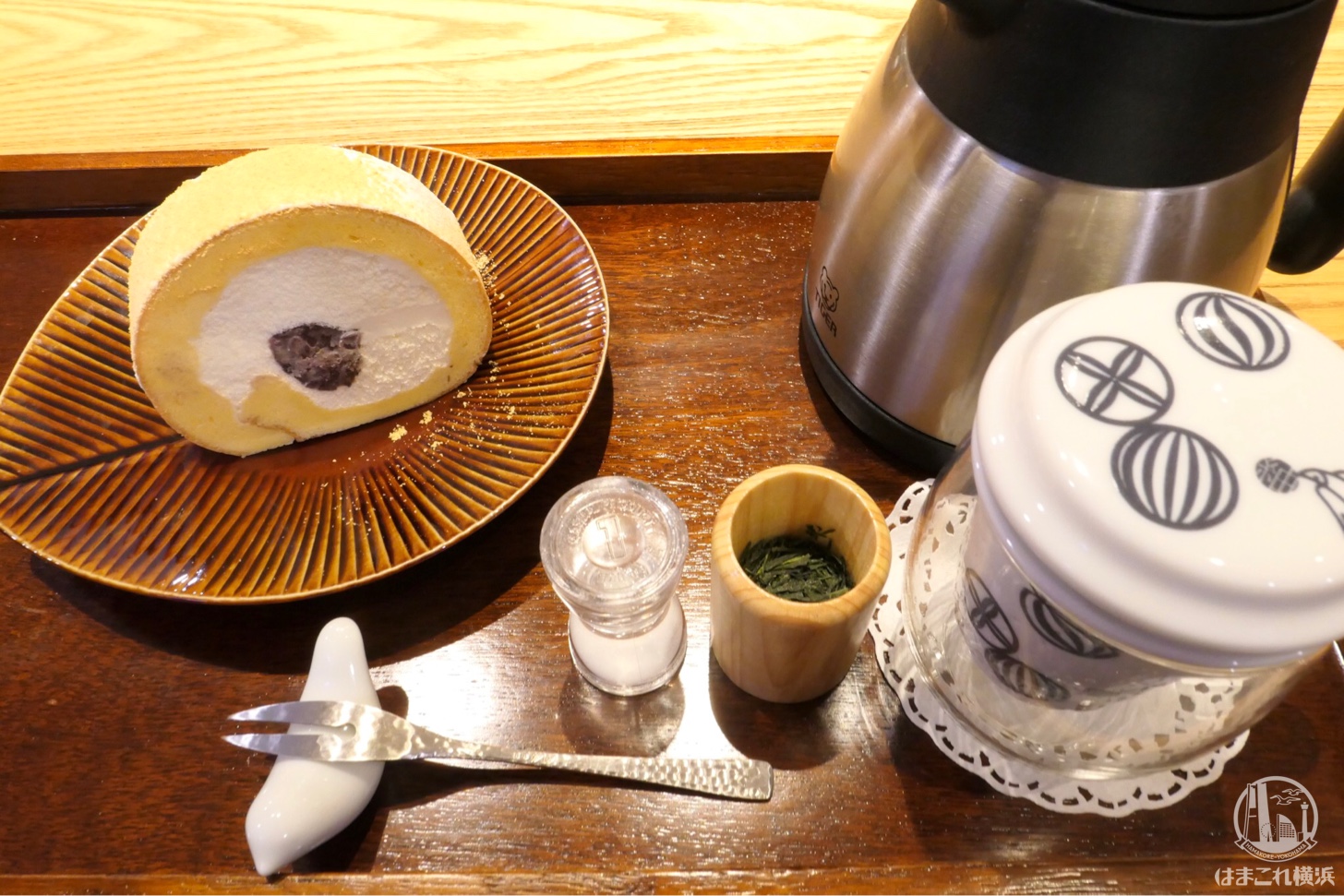 堂島あずきロールと日本茶
