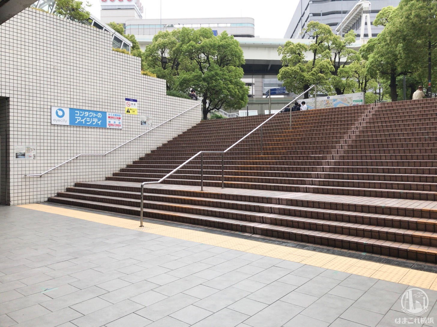 横浜駅東口 中央通路と駅前広場を繋ぐ階段にエスカレーター新設決定！