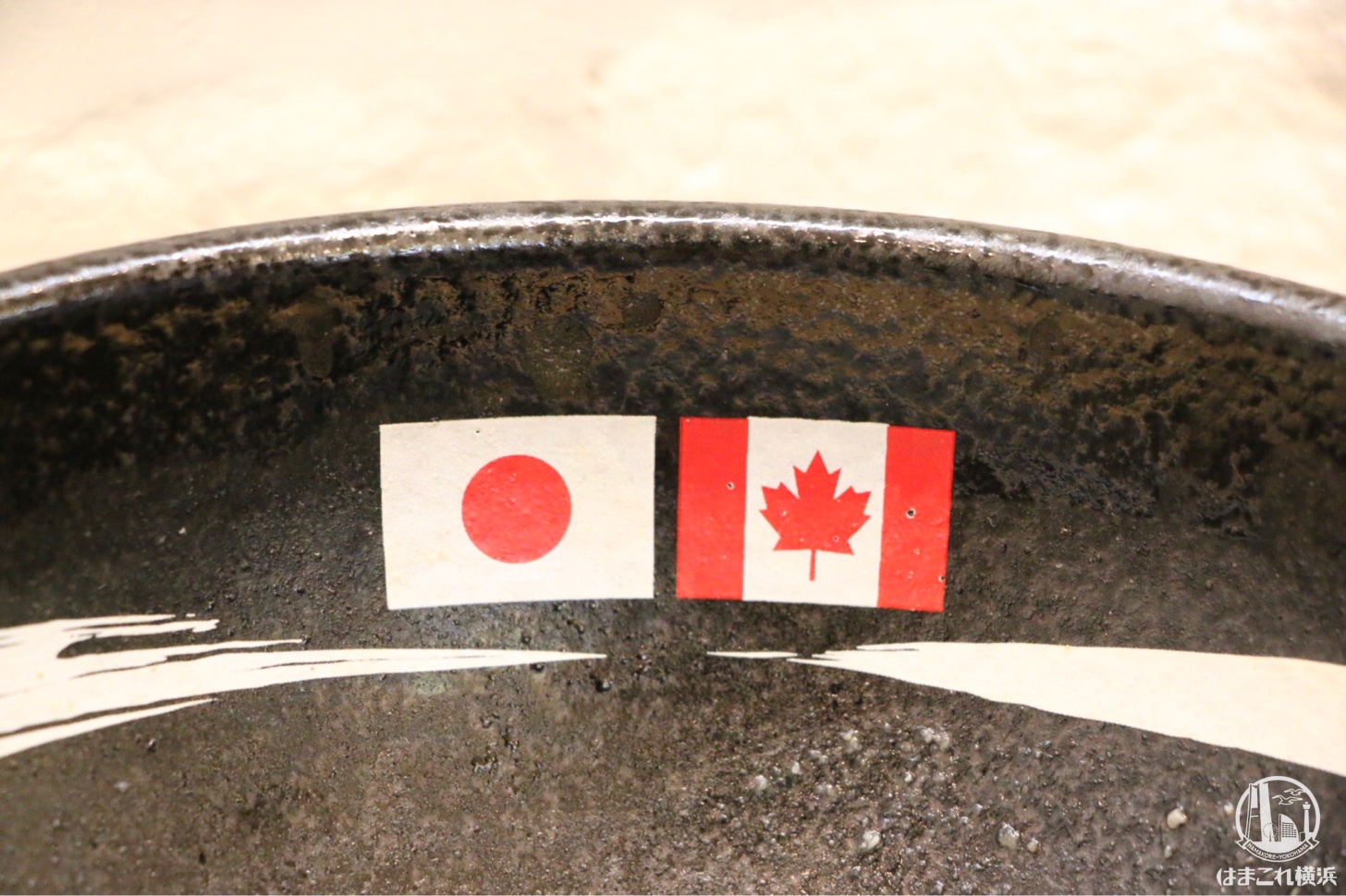 日本とカナダの国旗を描く丼