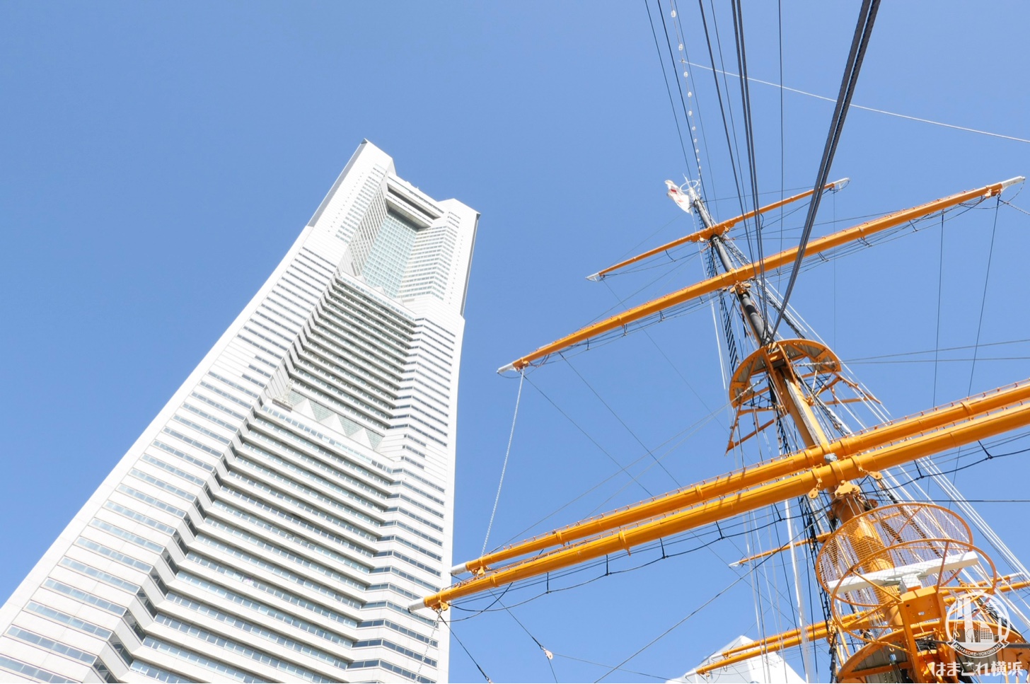 甲板から見上げたマストと横浜ランドマークタワー