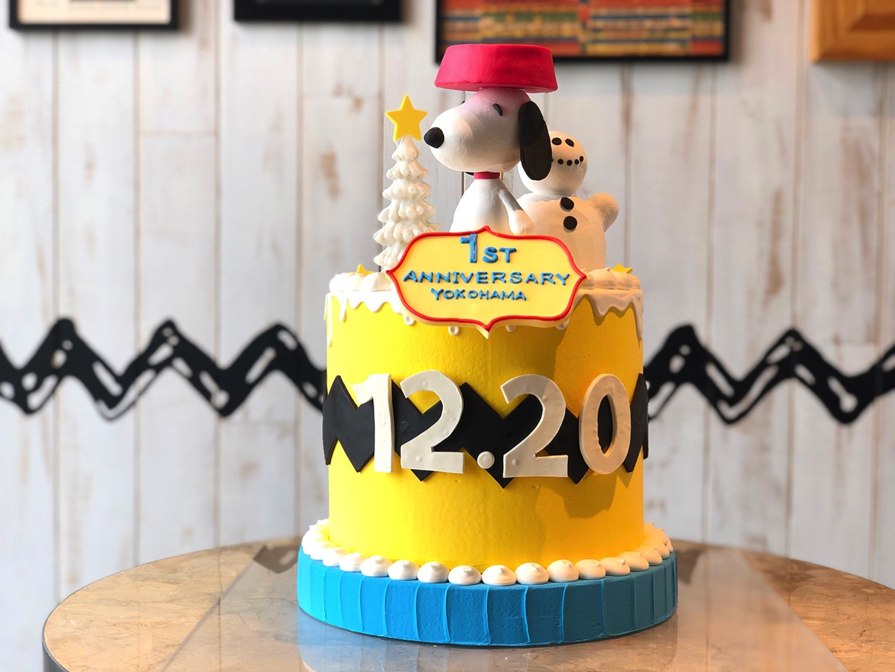 ピーナッツ ダイナー 横浜、1周年記念でスヌーピーのケーキを期間限定で展示！