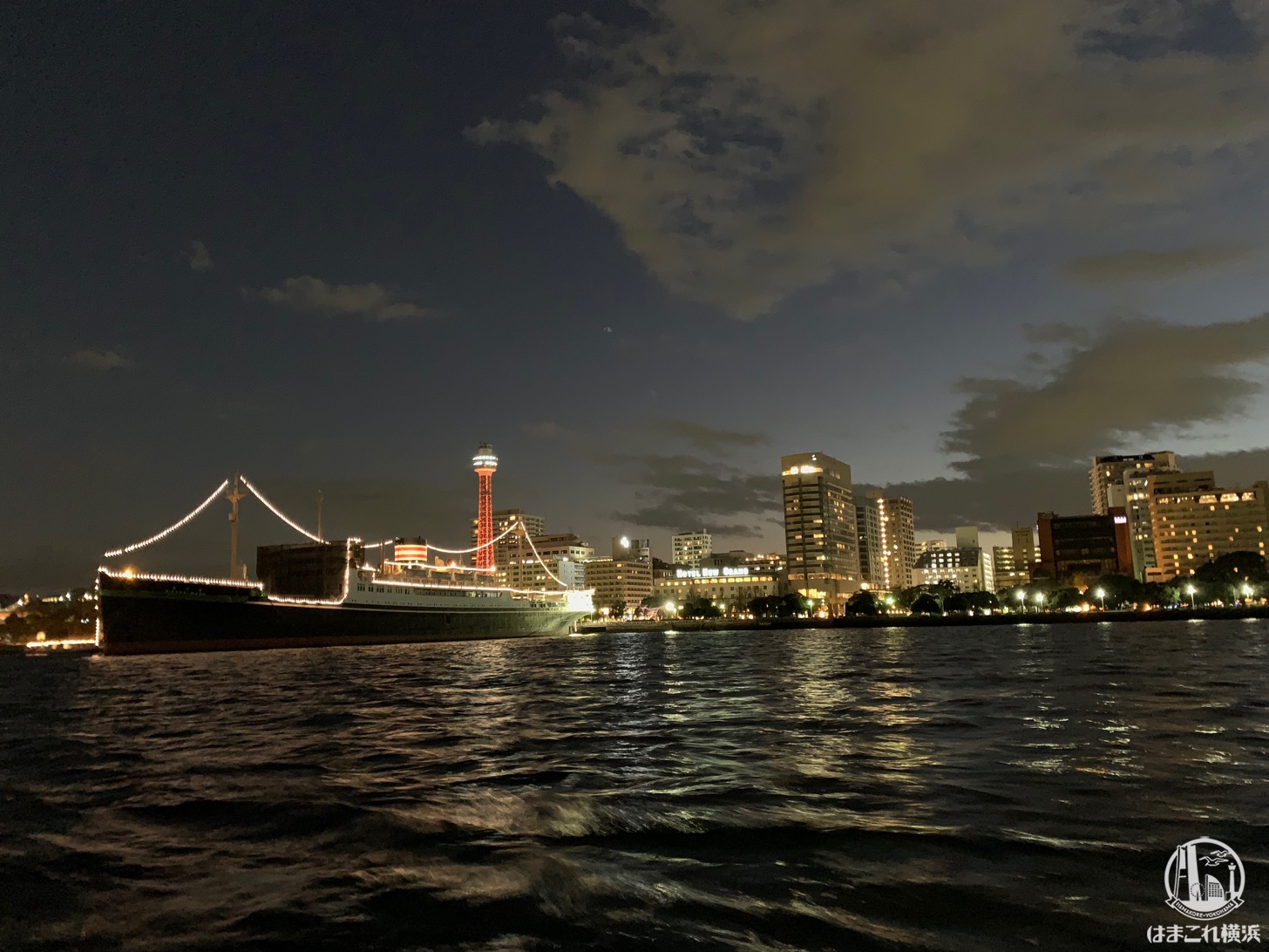 シーバスから見た日本郵船氷川丸と横浜マリンタワー