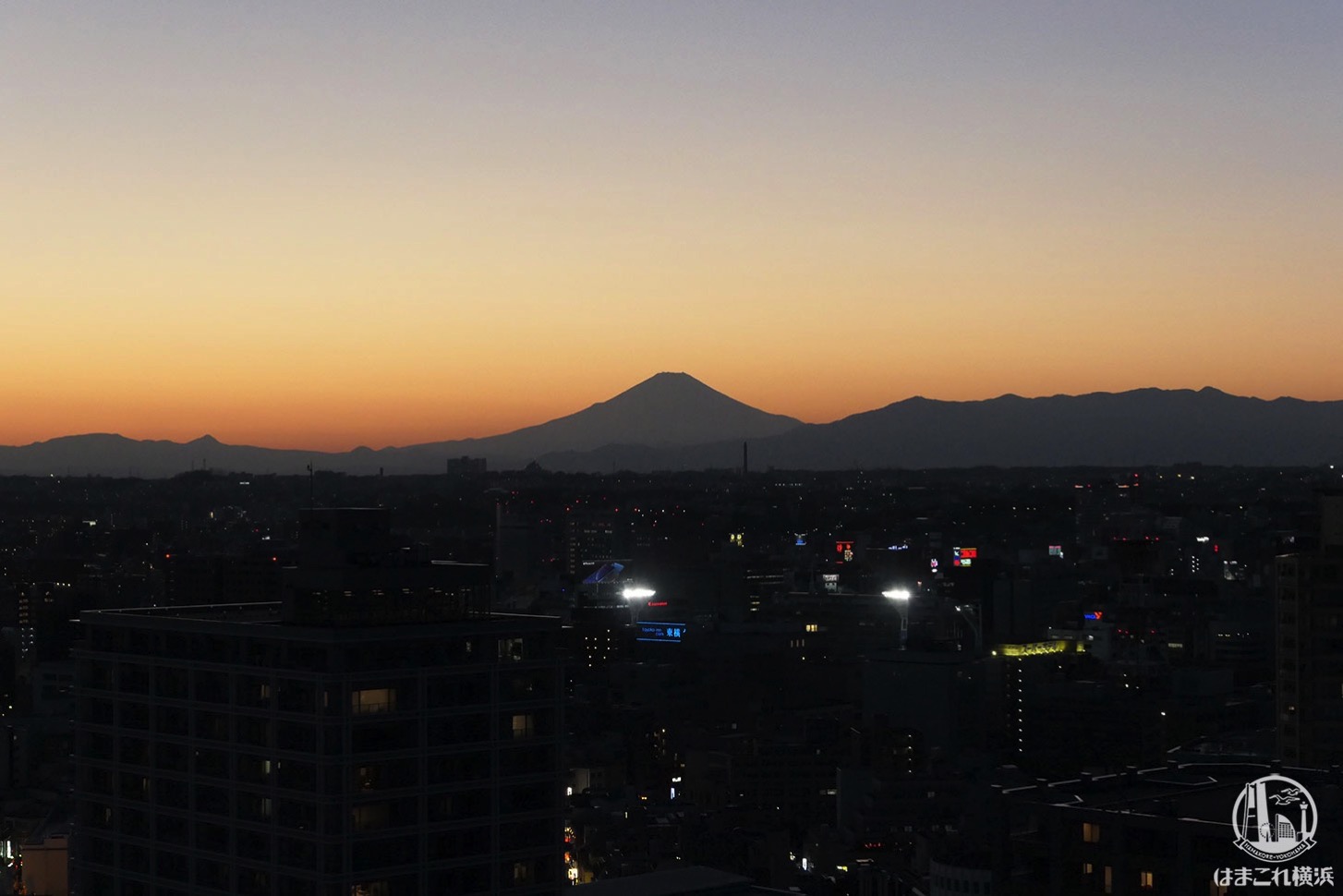 横浜マリンタワーから見た富士山