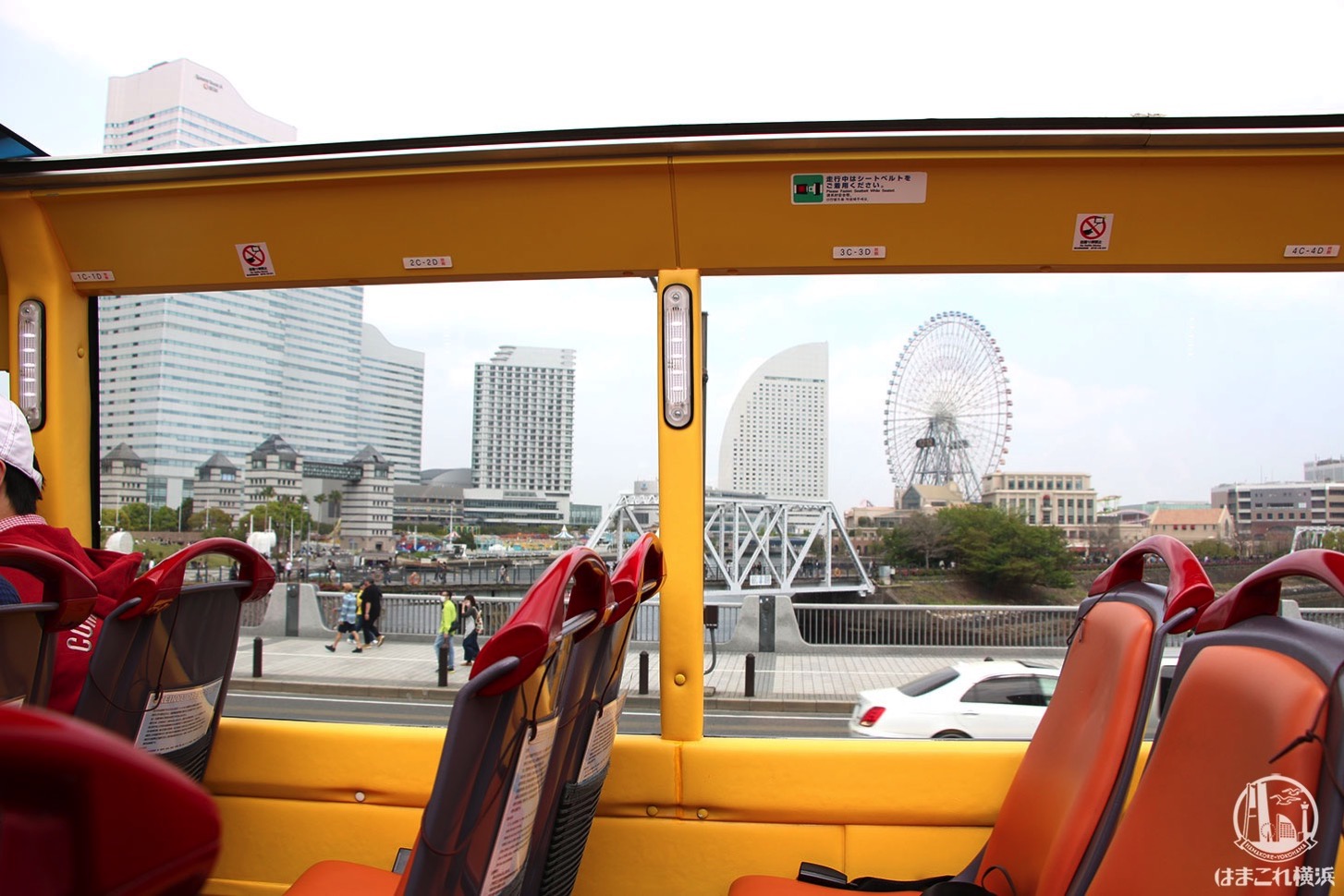 オープントップバスから見たバス車内とみなとみらいの景観