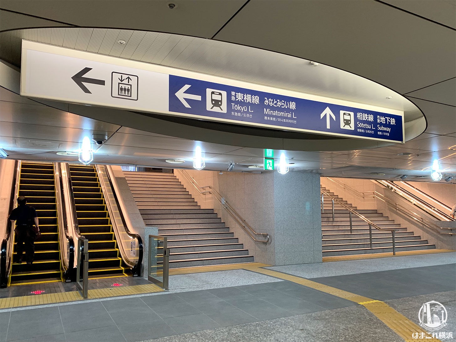 横浜駅西口 中央自由通路のエスカレーター・階段