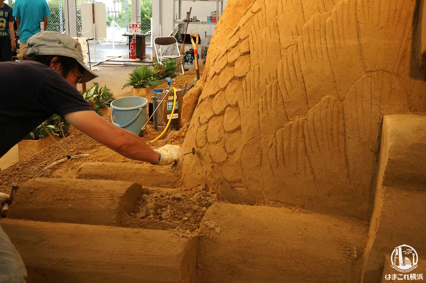 ヨコハマ砂の美術館 砂の彫刻 作業の様子