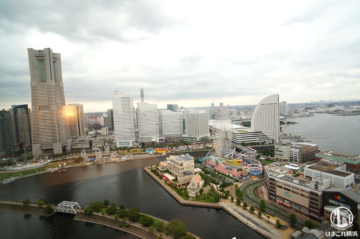 アパホテル＆リゾート 横浜ベイタワー「コーナーツインルーム（みなとみらい側）」から見たみなとみらいの景色
