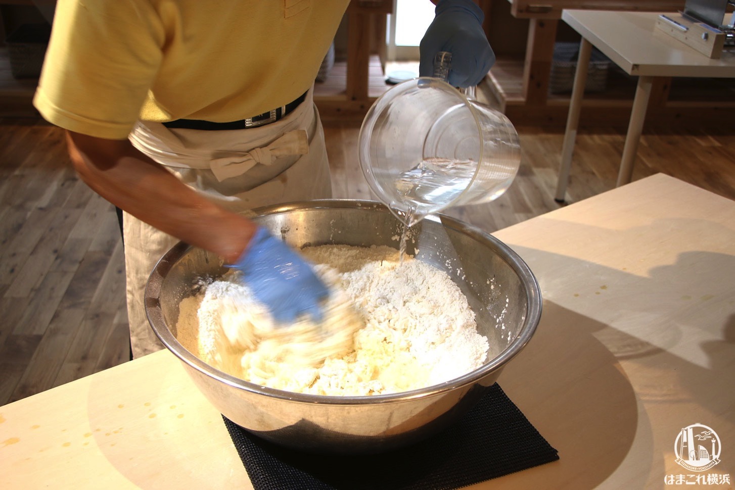小麦粉に水を加えて撹拌