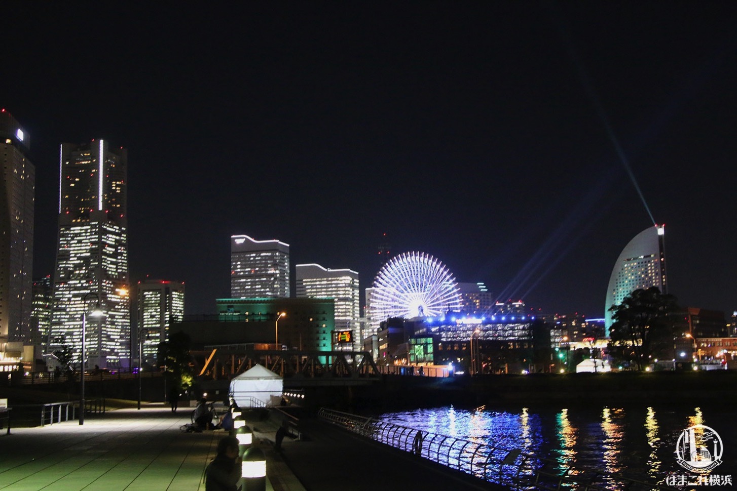 横浜の夜景とサーチライト