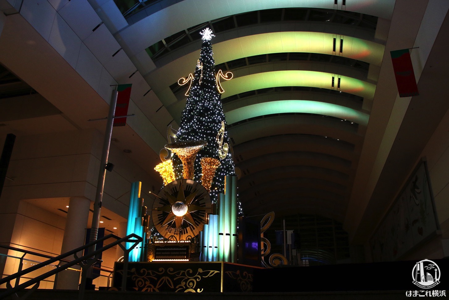 2019年 クイーンズスクエア横浜のクリスマスツリー点灯！光で彩り音楽を奏でるツリー