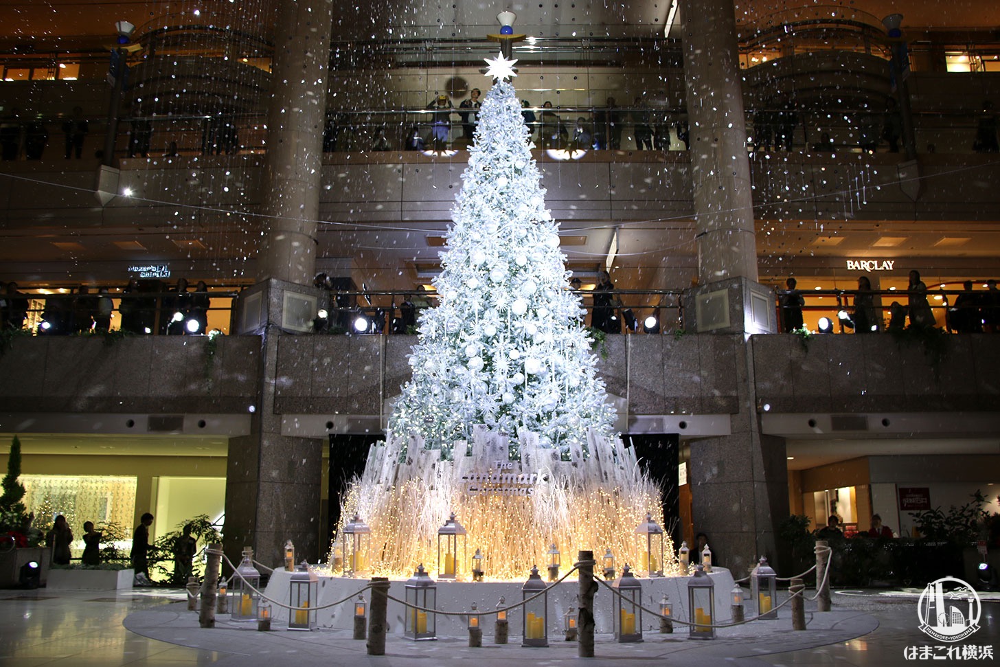 横浜 ランドマークプラザのクリスマスツリー点灯！光と音のショーに降雪演出、幻想的に