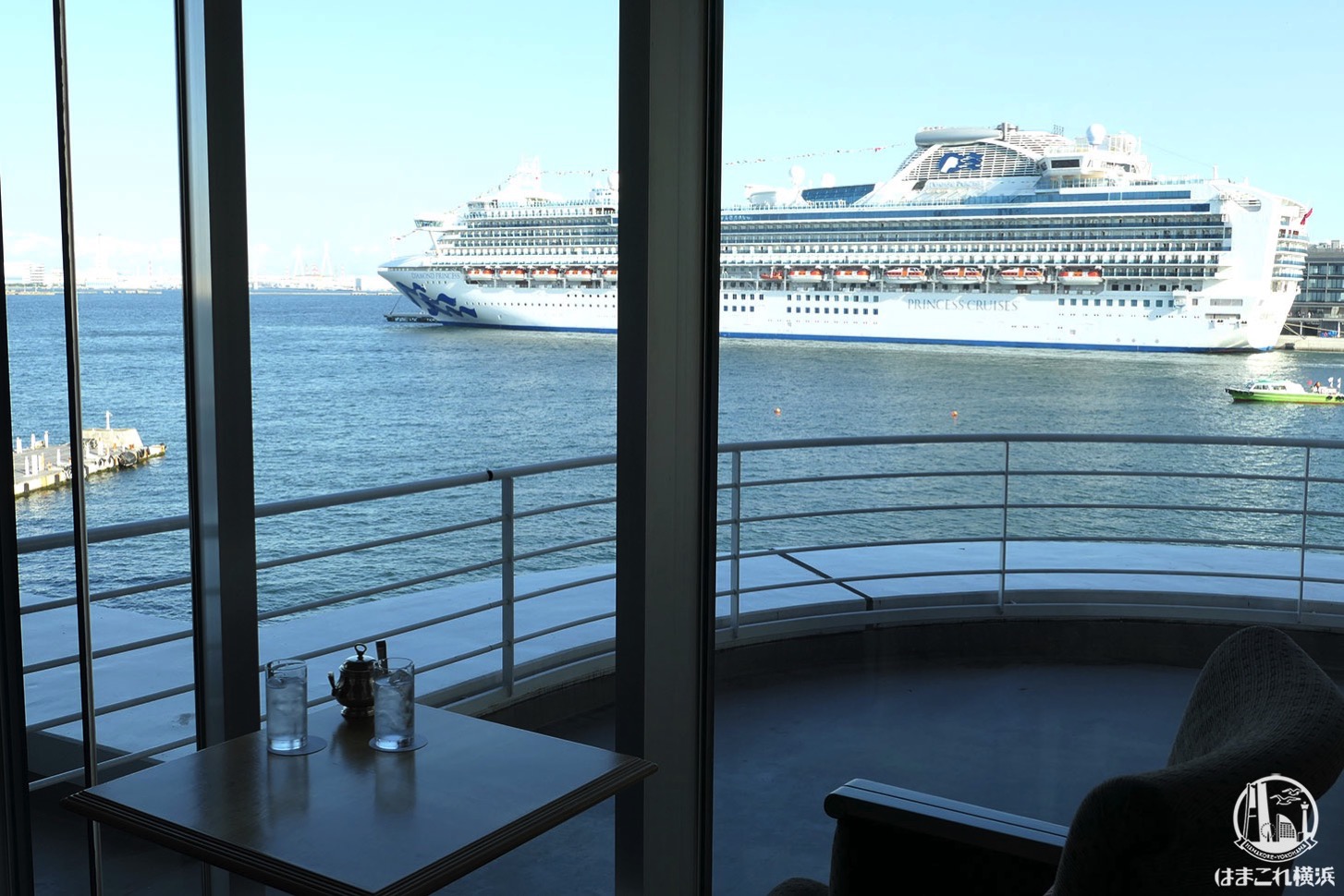マリンブルーは横浜港一望、眺めの良いカフェ！停泊中の大型客船まで