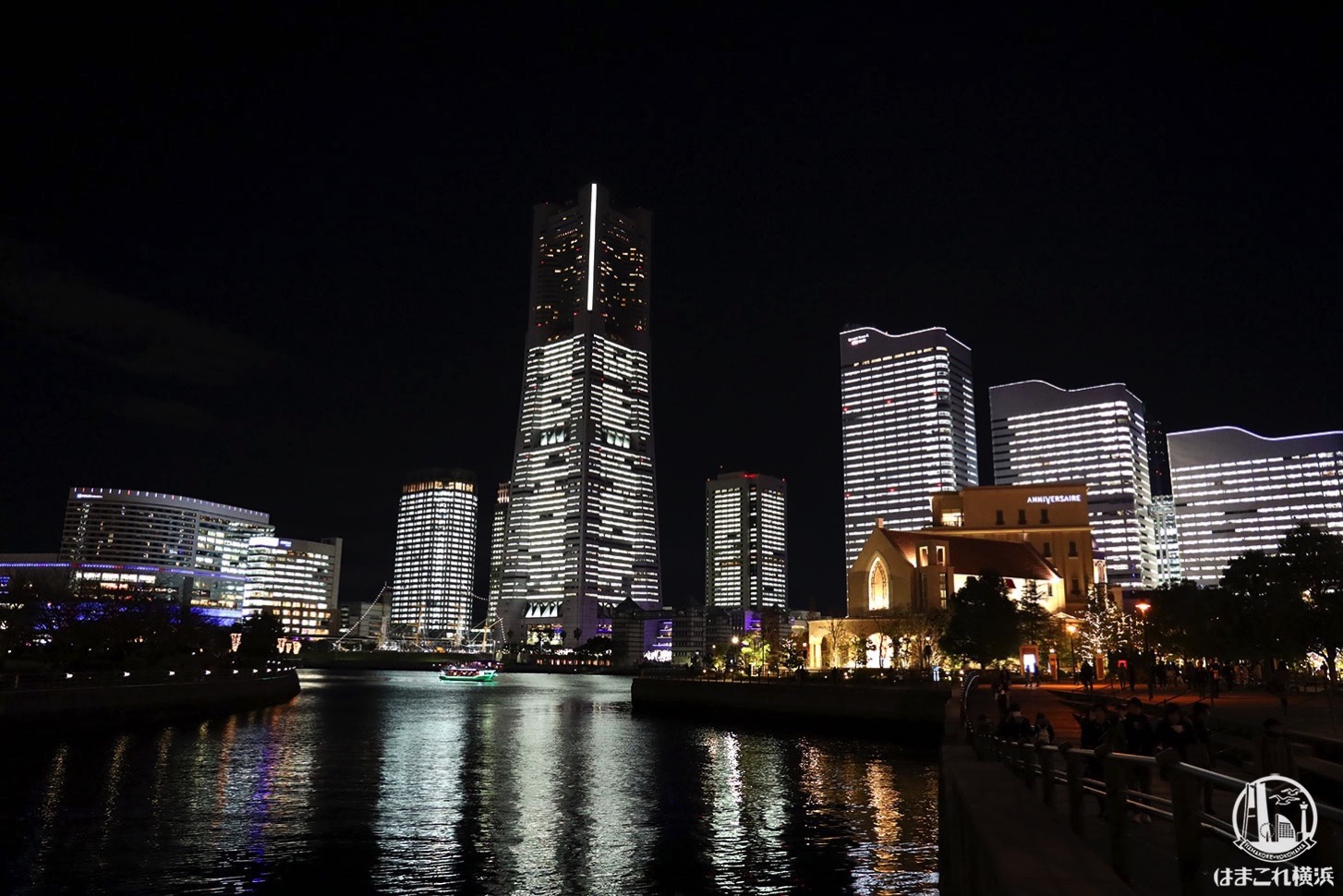 運河沿いから見た横浜の夜景・タワーズミライト