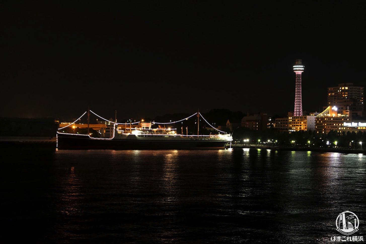 横浜港大さん橋国際客船ターミナル 屋上から見た横浜マリンタワーと氷川丸