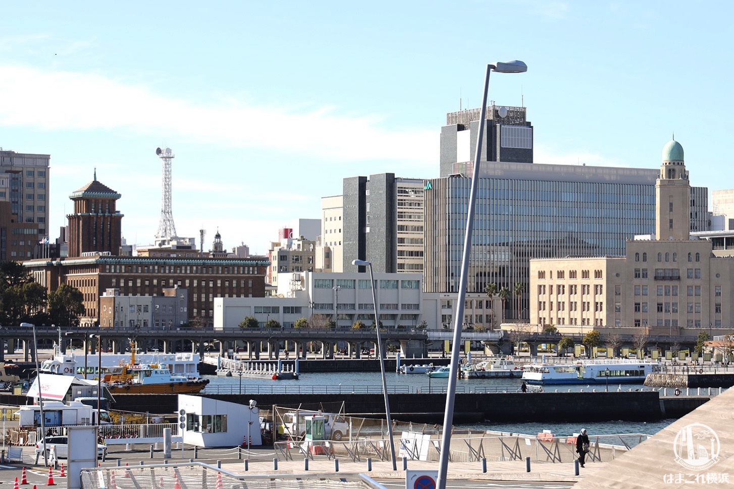 横浜港大さん橋国際客船ターミナルから見た横浜三塔