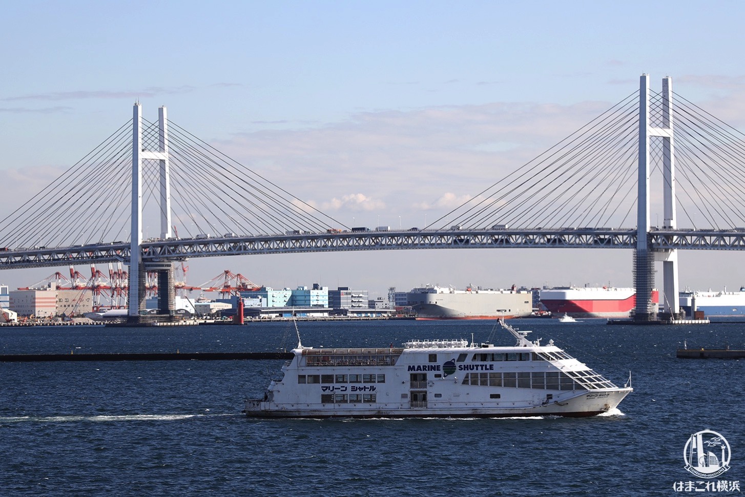 横浜港大さん橋国際客船ターミナルから見た横浜ベイブリッジ