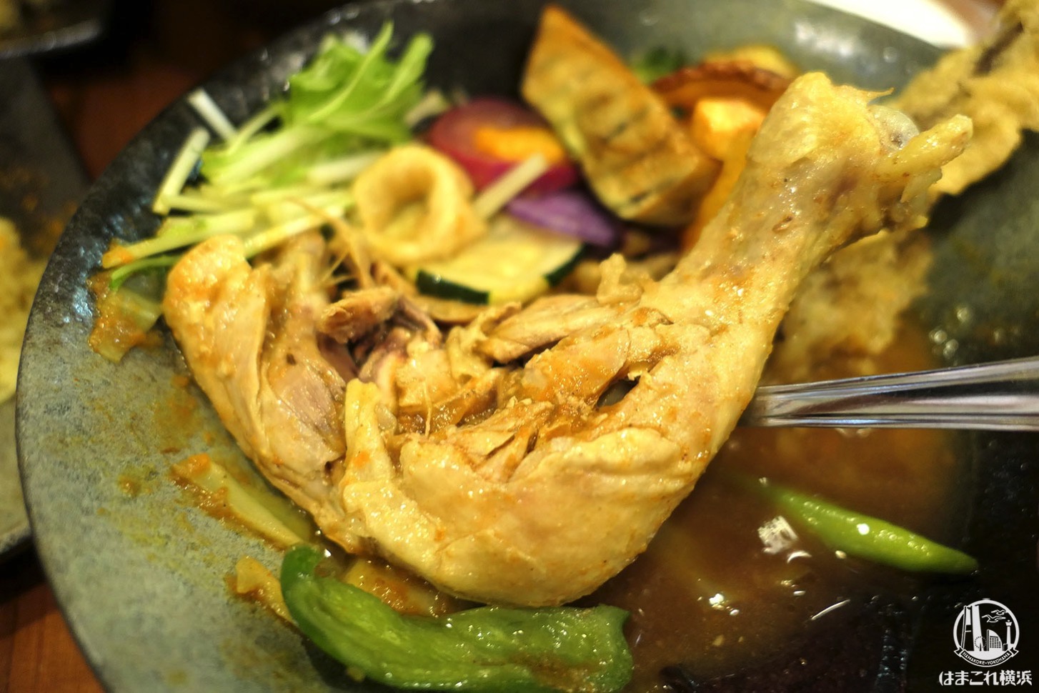 チキンと鎌倉野菜16品野菜のスープカレー 骨付きチキン
