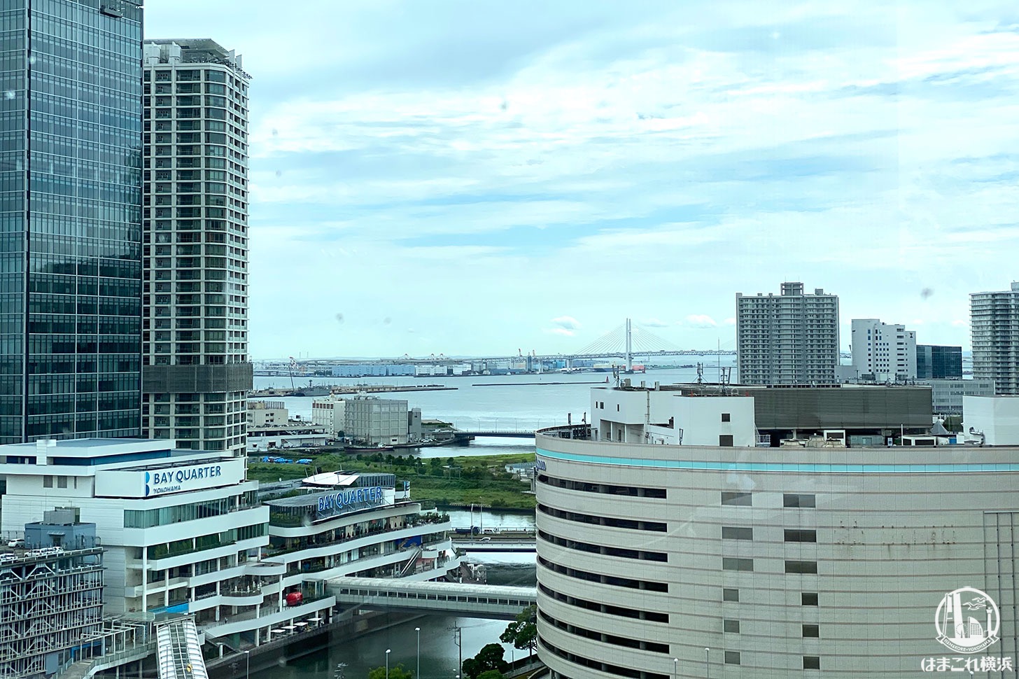 屋上庭園「うみそらデッキ」窓側のカウンターから見た景色 横浜港
