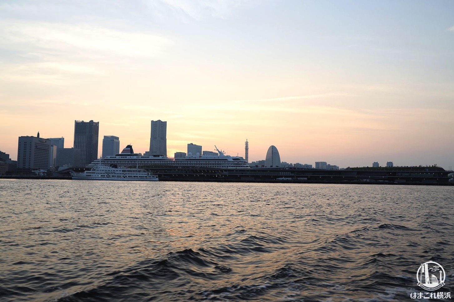 シーバス オープンデッキから見た日暮れの横浜