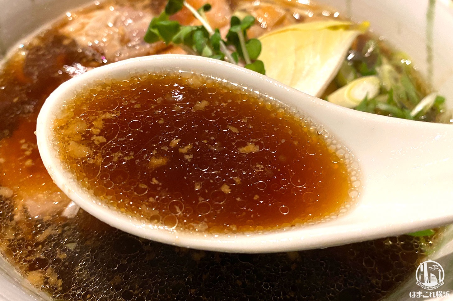 横浜・弘明寺「ロ麺ズ」醤油ラーメン スープ
