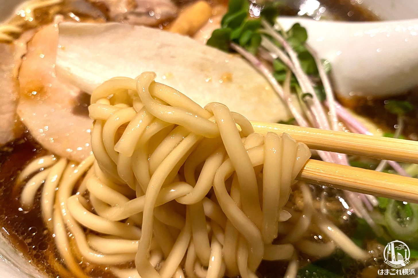 横浜・弘明寺「ロ麺ズ」醤油ラーメン 楕円の麺