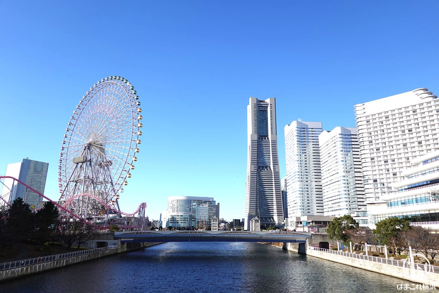 横浜ランドマークタワーと大観覧車と国際橋